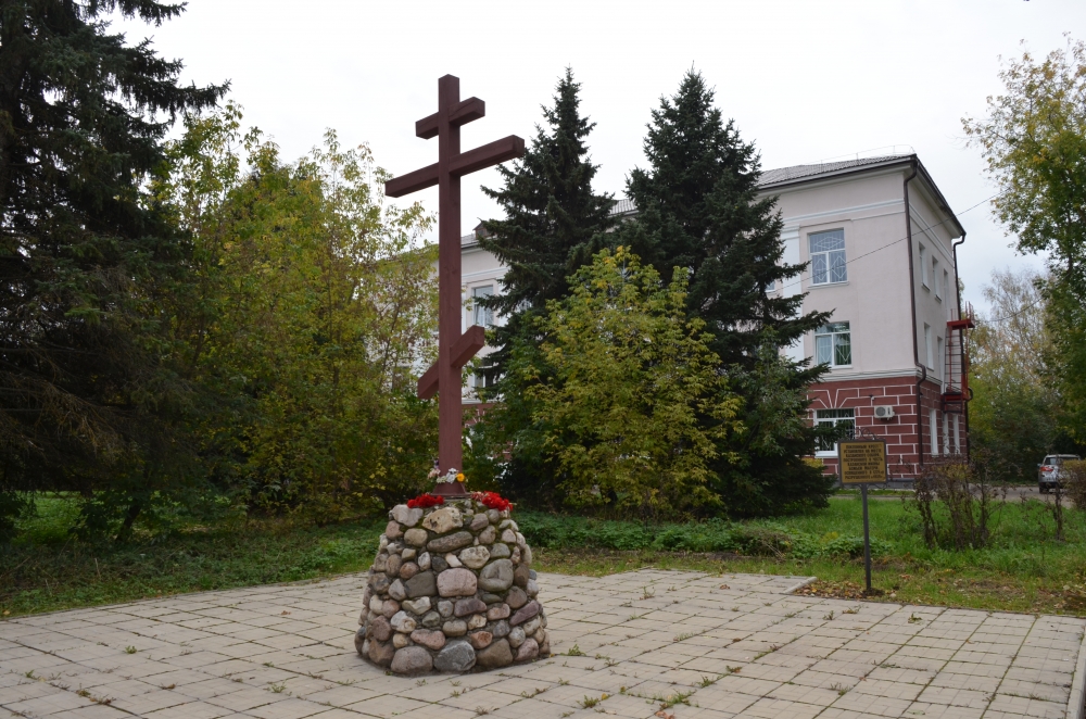 Крест на месте Николского погоста на Волоке в центре Вышнего Волочка. Фото 2013 г.